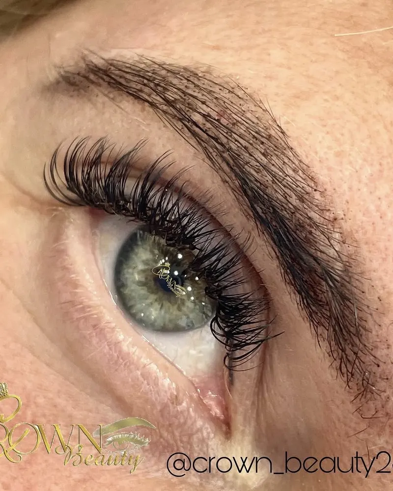 Wispy lash extensions with brows